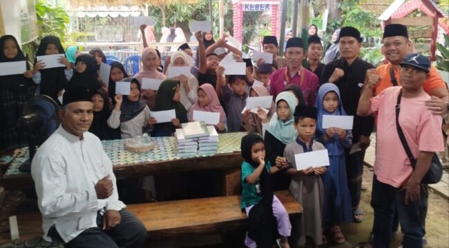 Tim Yayasan Bhakti Insani Cabang Lombok bersama anak-anak yatim piatu di Kekait Puncang, Minggu 6 September 2026. (Foto: Panji)