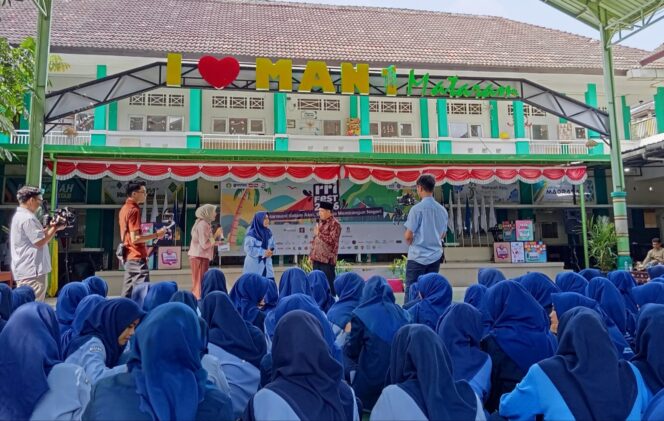 
					Praktik Langsung Cek KLIK, Siswa MAN 1 Mataram Antusias Jajal Aplikasi BPOM Mobile