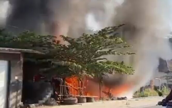 
					Diduga Akibat Tumpahan Bensin Saat Memasak, Rumah Warga di Teluk Kombal Hangus Terbakar
