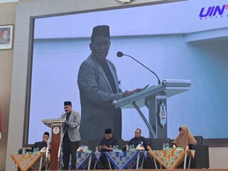 Prof. Dr. H. Masnun Tahir, M.Ag, Rektor UIN Mataram memberikan sambutan dalam acara Talk Show Temu Alumni  Fakultas Ekonomi Syariah. (Foto : Yar)