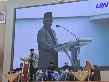 Prof. Dr. H. Masnun Tahir, M.Ag, Rektor UIN Mataram memberikan sambutan dalam acara Talk Show Temu Alumni  Fakultas Ekonomi Syariah. (Foto : Yar)