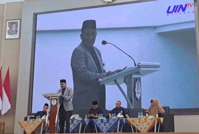 
					Prof. Dr. H. Masnun Tahir, M.Ag, Rektor UIN Mataram memberikan sambutan dalam acara Talk Show Temu Alumni  Fakultas Ekonomi Syariah. (Foto : Yar)