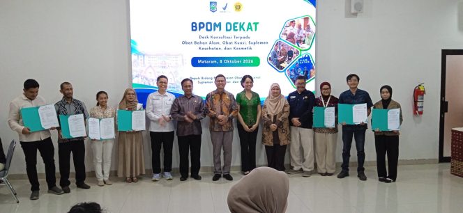 
					Para pelaku usaha mendapatkan Nomor Izin Edar dari Badan Pengawas Obat dan Makanan. (Foto: Panji)