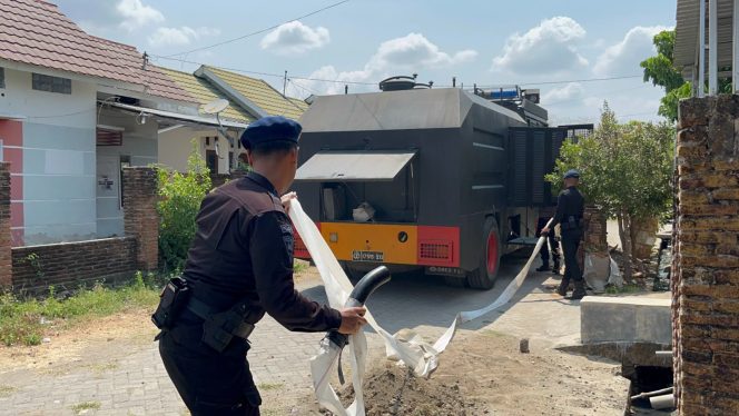 
					Brimob Sumbawa Bantu Kebutuhan Air Bersih Warga Unter Iwes
