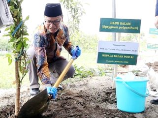 Prof. Dr. Taruna Ikrar, M. Biomed., Ph.D., Kepala Badan Pengawas Obat dan Makanan (BPOM) RI menanam bibit pohon di Pondok Pesantren Nurul Haramain NWDI Narmada, Lombok Barat. (Foto : Dok/Ist)