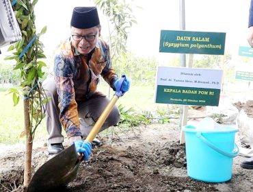 Prof. Dr. Taruna Ikrar, M. Biomed., Ph.D., Kepala Badan Pengawas Obat dan Makanan (BPOM) RI menanam bibit pohon di Pondok Pesantren Nurul Haramain NWDI Narmada, Lombok Barat. (Foto : Dok/Ist)