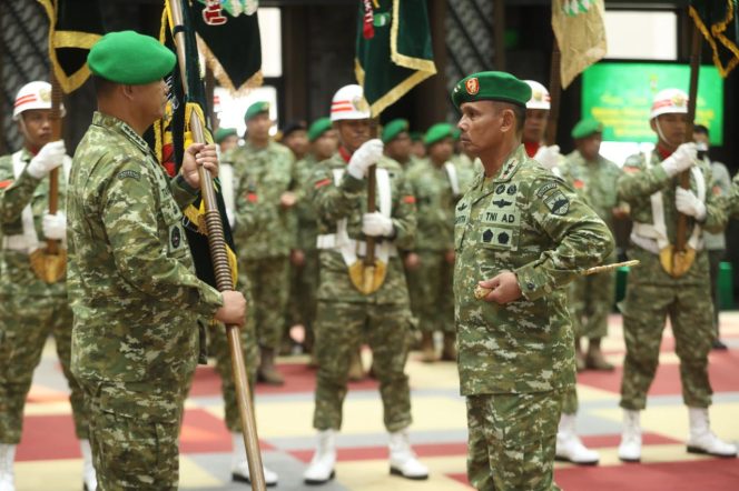 
					Pangdam XXX/Rinambora Mayjen TNI Edi Saputra Menerima Alih Kodal Kesatuan Baru TNI AD