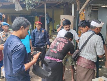 Penggerebekan sebuah rumah yang disinyalir menjadi sarang peredaran narkoba di Lingkungan Abian Tubuh, Kecamatan Cakranegara, Kota Mataram. (Foto: Dok)