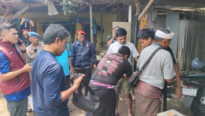 
					Penggerebekan sebuah rumah yang disinyalir menjadi sarang peredaran narkoba di Lingkungan Abian Tubuh, Kecamatan Cakranegara, Kota Mataram. (Foto: Dok)