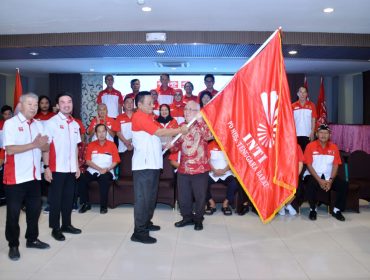 Ketum PP INTI, Dr Indra Wahidin menyerahkan PATTAKA INTI NTB kepada Ketua INTI NTB, Alwan S Theo untuk dikibarkan ke seluruh wilayah NTB bersama pengurus dan anggota INTI NTB. (Foto: Dok)