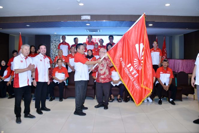 
					Ketum PP INTI, Dr Indra Wahidin menyerahkan PATTAKA INTI NTB kepada Ketua INTI NTB, Alwan S Theo untuk dikibarkan ke seluruh wilayah NTB bersama pengurus dan anggota INTI NTB. (Foto: Dok)