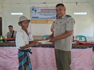 I Nyoman Sadiarsa, S.SiT, Ketua Tim PTSL Kantor Pertanahan Kabupaten Lombok Tengah menyerahkan sertipikat kepada masyarakat di Desa Bilebante. (Foto : Dok/Ist)