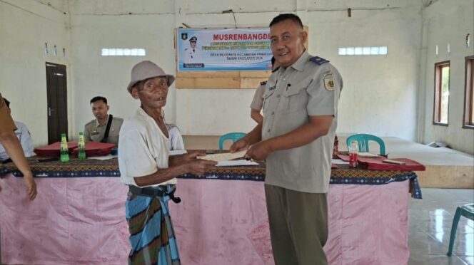 
					I Nyoman Sadiarsa, S.SiT, Ketua Tim PTSL Kantor Pertanahan Kabupaten Lombok Tengah menyerahkan sertipikat kepada masyarakat di Desa Bilebante. (Foto : Dok/Ist)