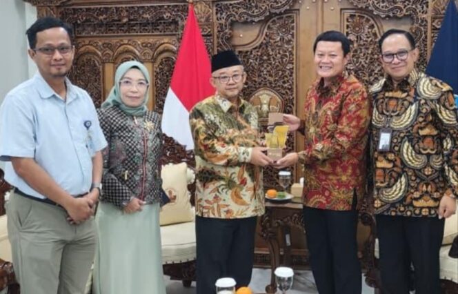 
					Bank NTB Syariah Bahas Penguatan Layanan Keuangan ASN Pendidikan dengan Mendikdasmen