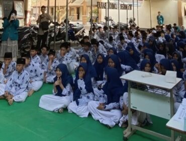 Para siswa MTsN 3 Lombok Barat antusias menyaksikan debat kandidat dalam proses pemilihan Ketua dan Wakil Ketua Organisasi Siswa Intra Madrasah (OSIM) 2026–2027. (Foto : Dok)