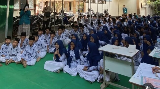 Para siswa MTsN 3 Lombok Barat antusias menyaksikan debat kandidat dalam proses pemilihan Ketua dan Wakil Ketua Organisasi Siswa Intra Madrasah (OSIM) 2026–2027. (Foto : Dok)