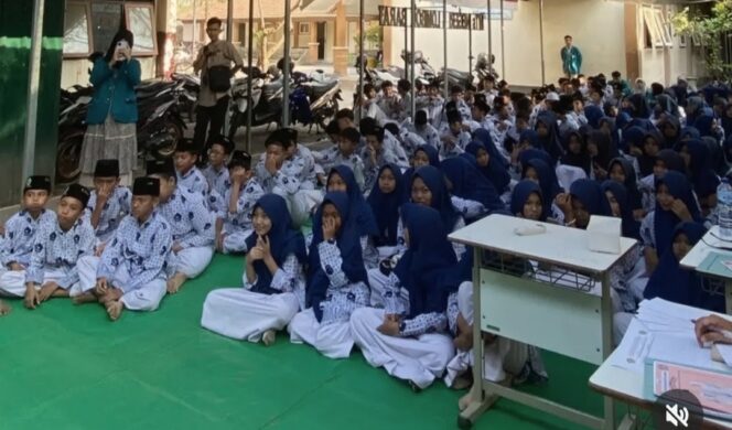 
					Para siswa MTsN 3 Lombok Barat antusias menyaksikan debat kandidat dalam proses pemilihan Ketua dan Wakil Ketua Organisasi Siswa Intra Madrasah (OSIM) 2026–2027. (Foto : Dok)