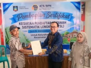 Afwan Anantya Prianggoro, S.Si., M.Sc., M.URP., Ketua Tim 3 Satgas PTSL Kantah Kabupaten Lombok Tengah menyerahkan sertipikat kepada Kelurahan Praya. (Foto : Dok/Ist)