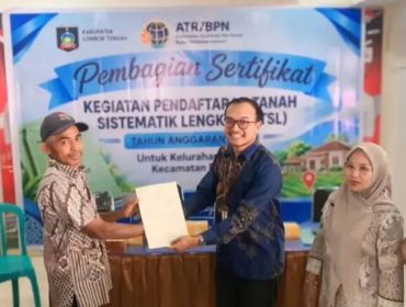 Afwan Anantya Prianggoro, S.Si., M.Sc., M.URP., Ketua Tim 3 Satgas PTSL Kantah Kabupaten Lombok Tengah menyerahkan sertipikat kepada Kelurahan Praya. (Foto : Dok/Ist)