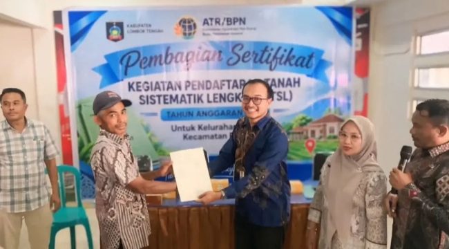 Afwan Anantya Prianggoro, S.Si., M.Sc., M.URP., Ketua Tim 3 Satgas PTSL Kantah Kabupaten Lombok Tengah menyerahkan sertipikat kepada Kelurahan Praya. (Foto : Dok/Ist)