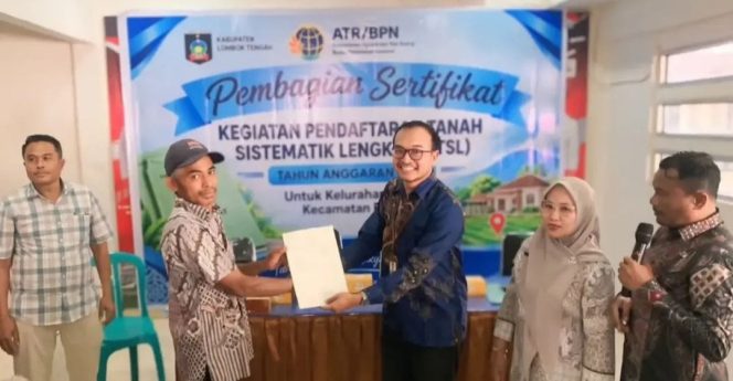 
					Afwan Anantya Prianggoro, S.Si., M.Sc., M.URP., Ketua Tim 3 Satgas PTSL Kantah Kabupaten Lombok Tengah menyerahkan sertipikat kepada Kelurahan Praya. (Foto : Dok/Ist)