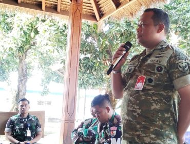 Kolonel Pnb Supriyanto, Komandan Lanud ZAM Mataram berdialog dengan wartawan NTB. (Foto: Panji)