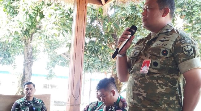Kolonel Pnb Supriyanto, Komandan Lanud ZAM Mataram berdialog dengan wartawan NTB. (Foto: Panji)